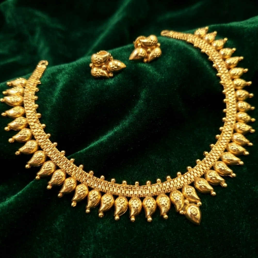 Close Neck Maanga Pattern Necklace with Earrings