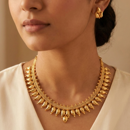 Close Neck Maanga Pattern Necklace with Earrings